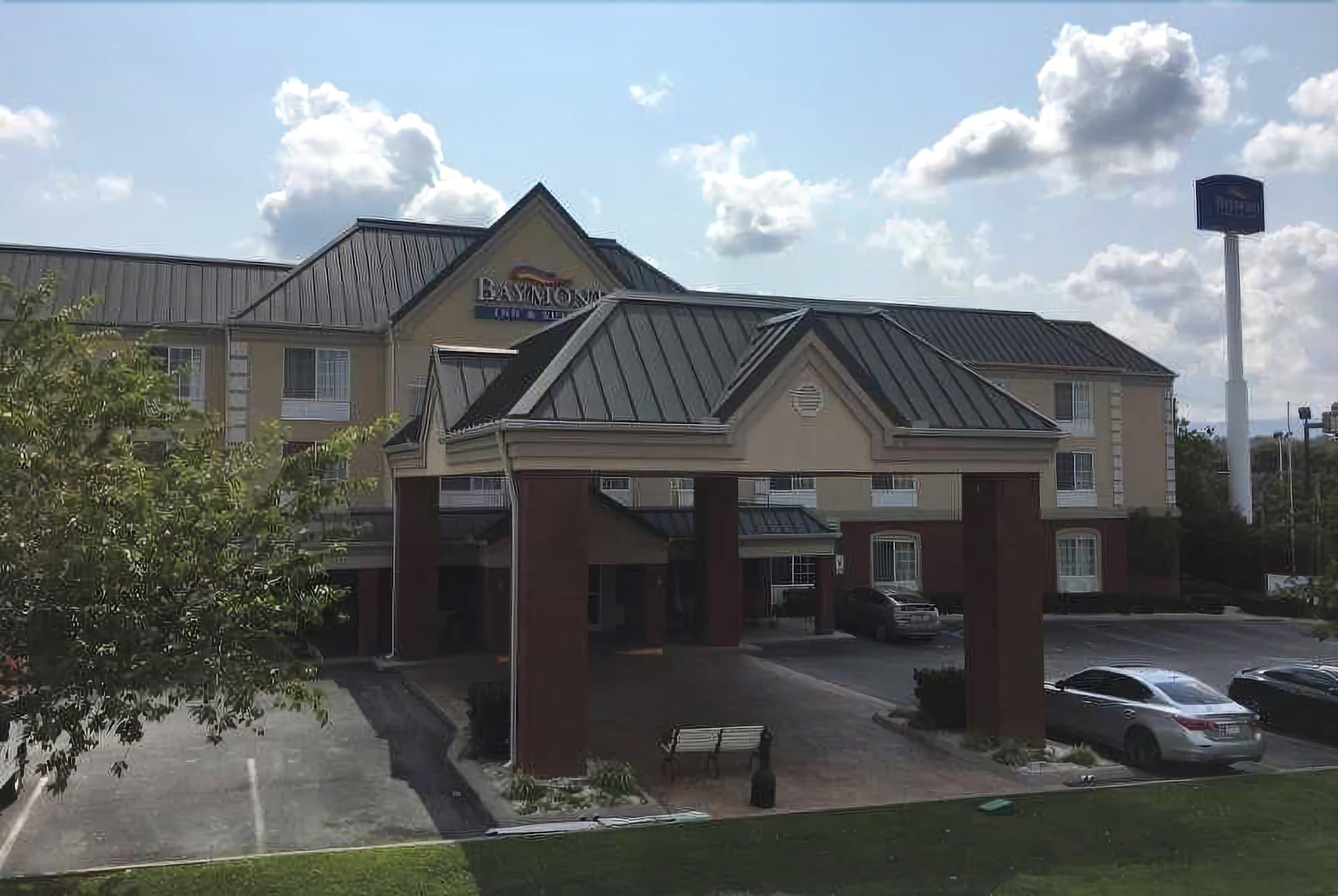 Baymont By Wyndham Clinton Hotel Bagian luar foto