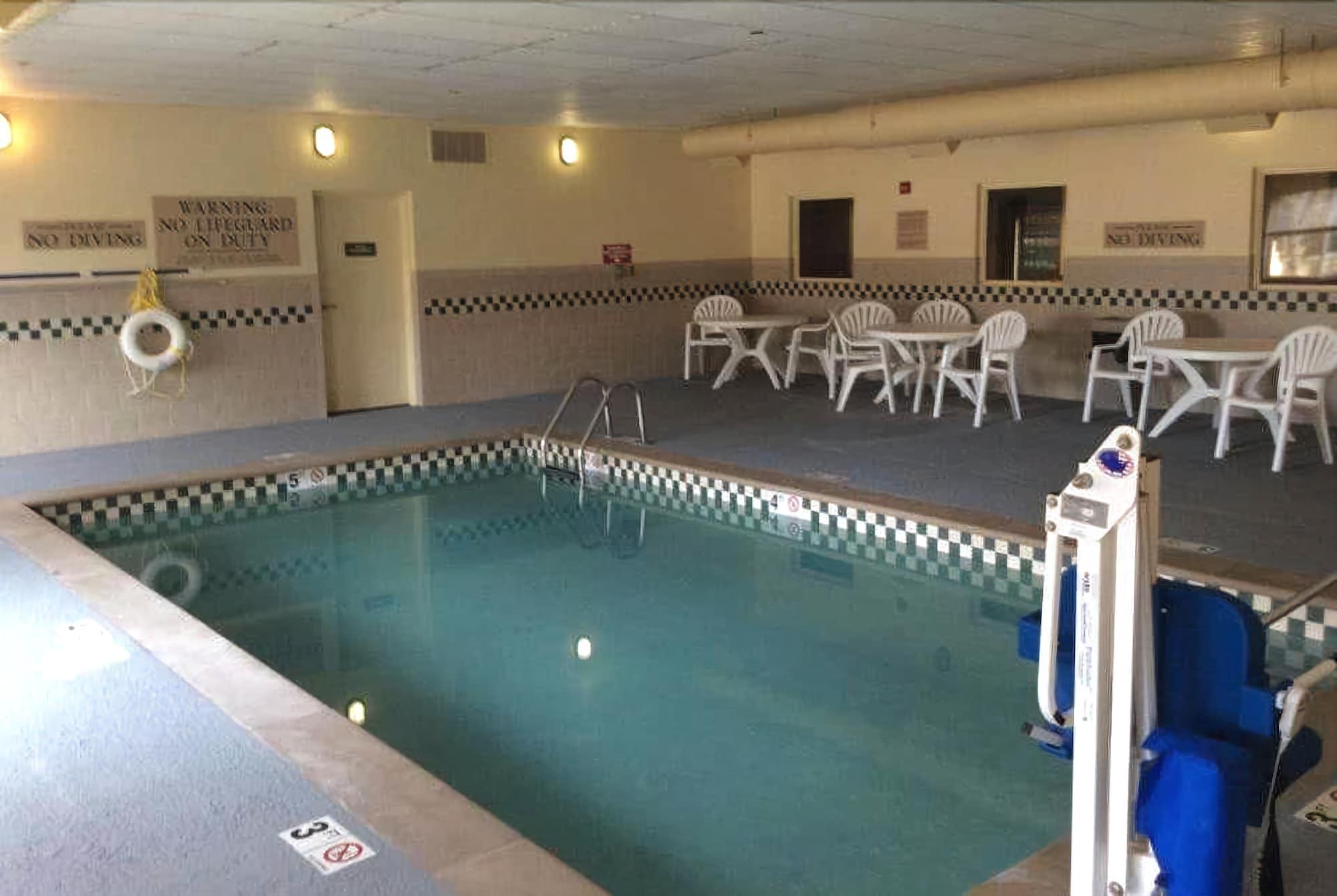 Baymont By Wyndham Clinton Hotel Bagian luar foto