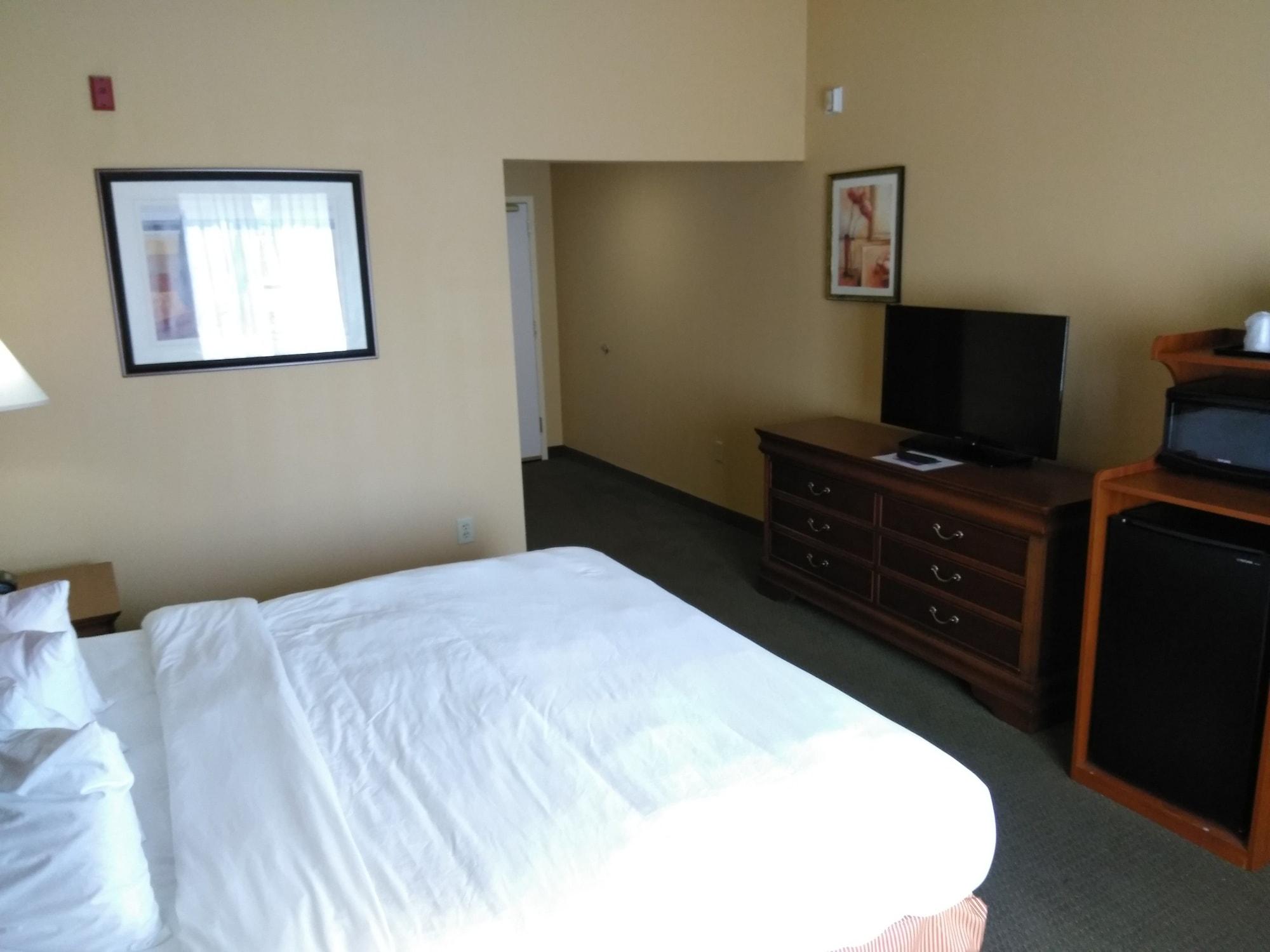 Baymont By Wyndham Clinton Hotel Bagian luar foto