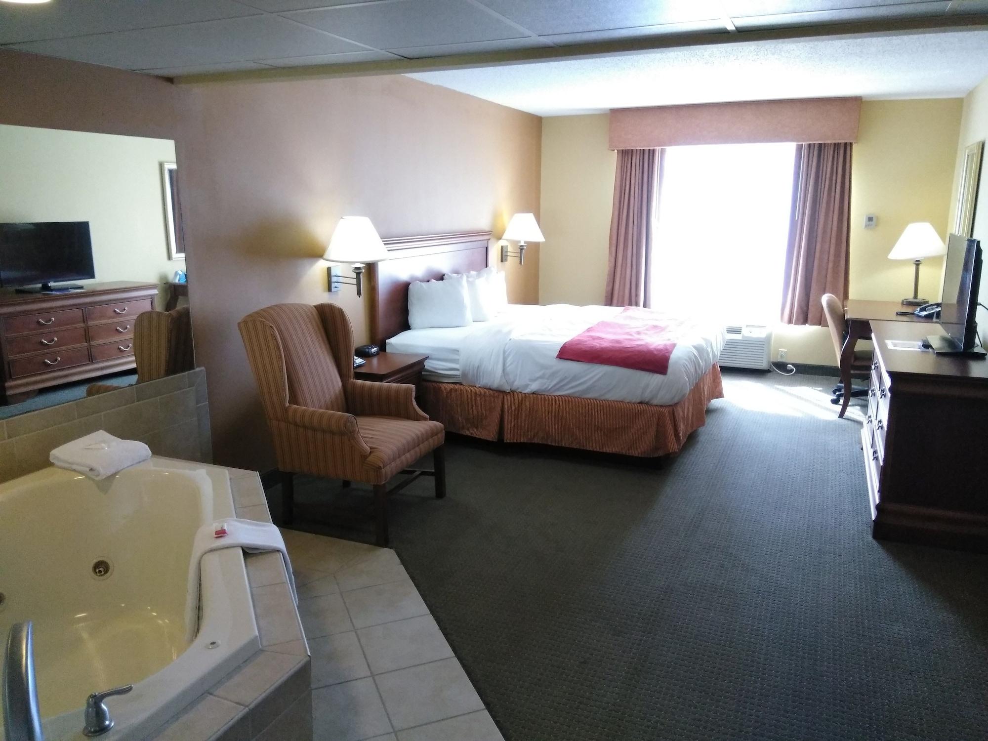 Baymont By Wyndham Clinton Hotel Bagian luar foto