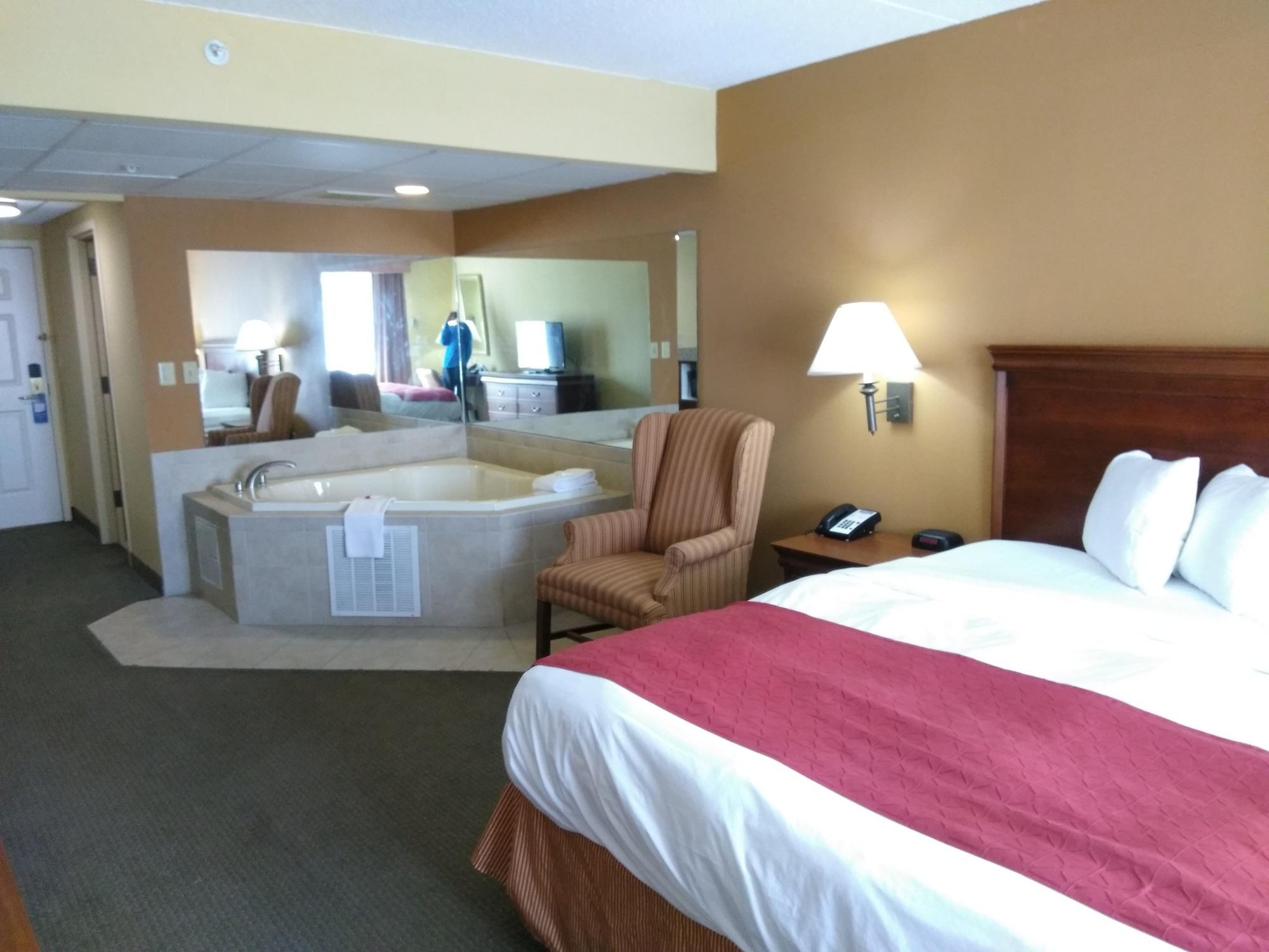 Baymont By Wyndham Clinton Hotel Bagian luar foto