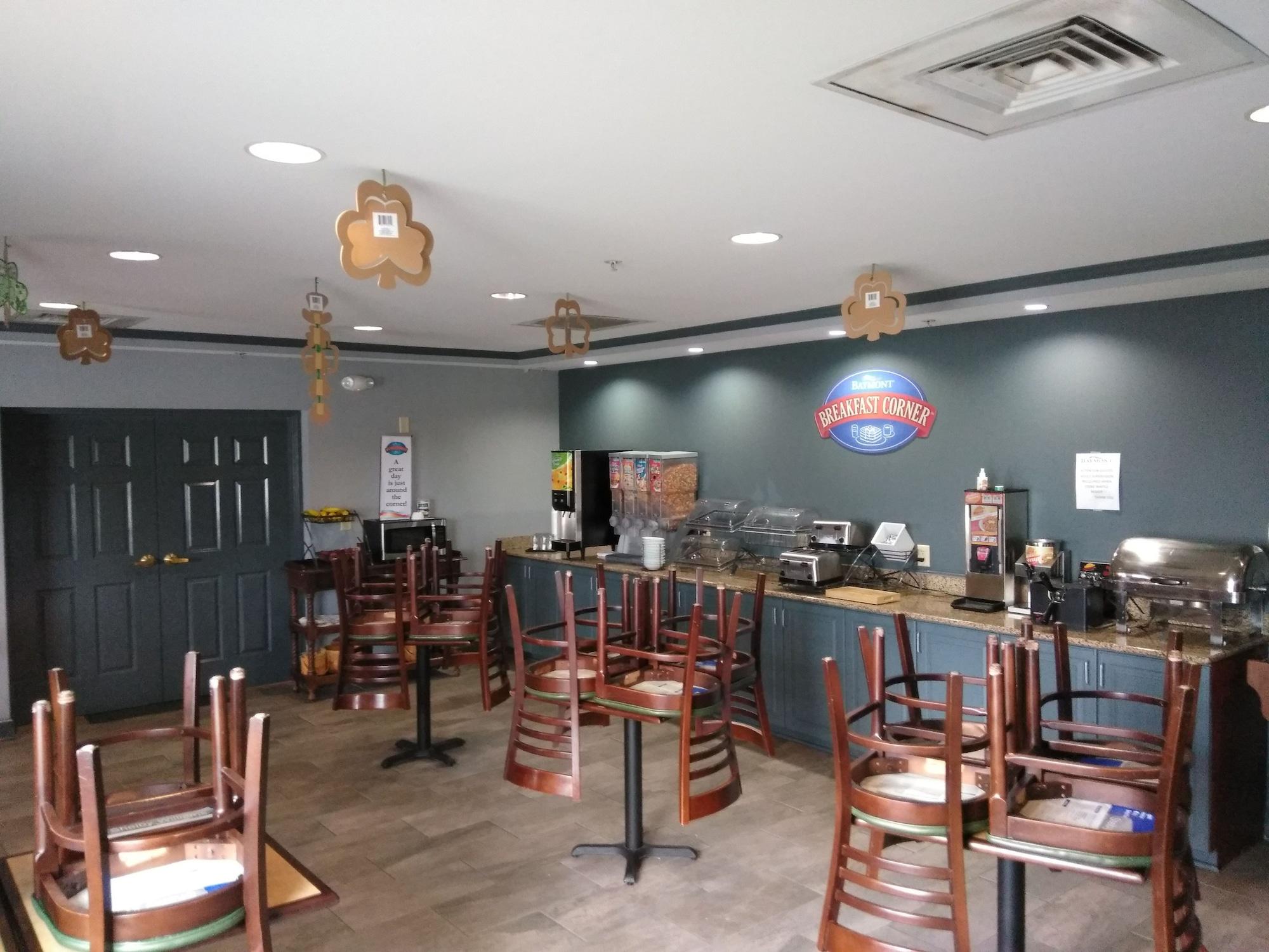 Baymont By Wyndham Clinton Hotel Bagian luar foto