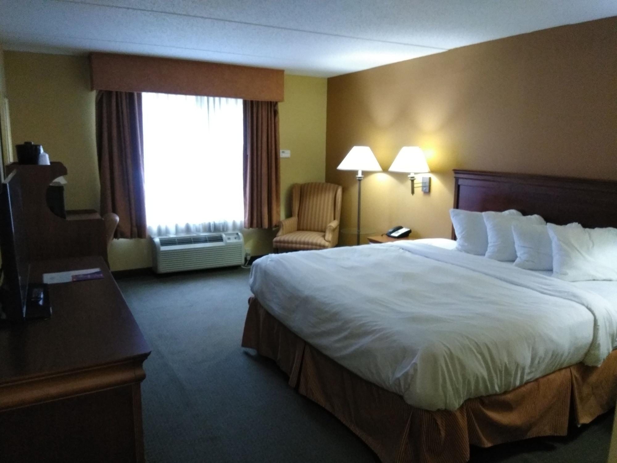Baymont By Wyndham Clinton Hotel Bagian luar foto