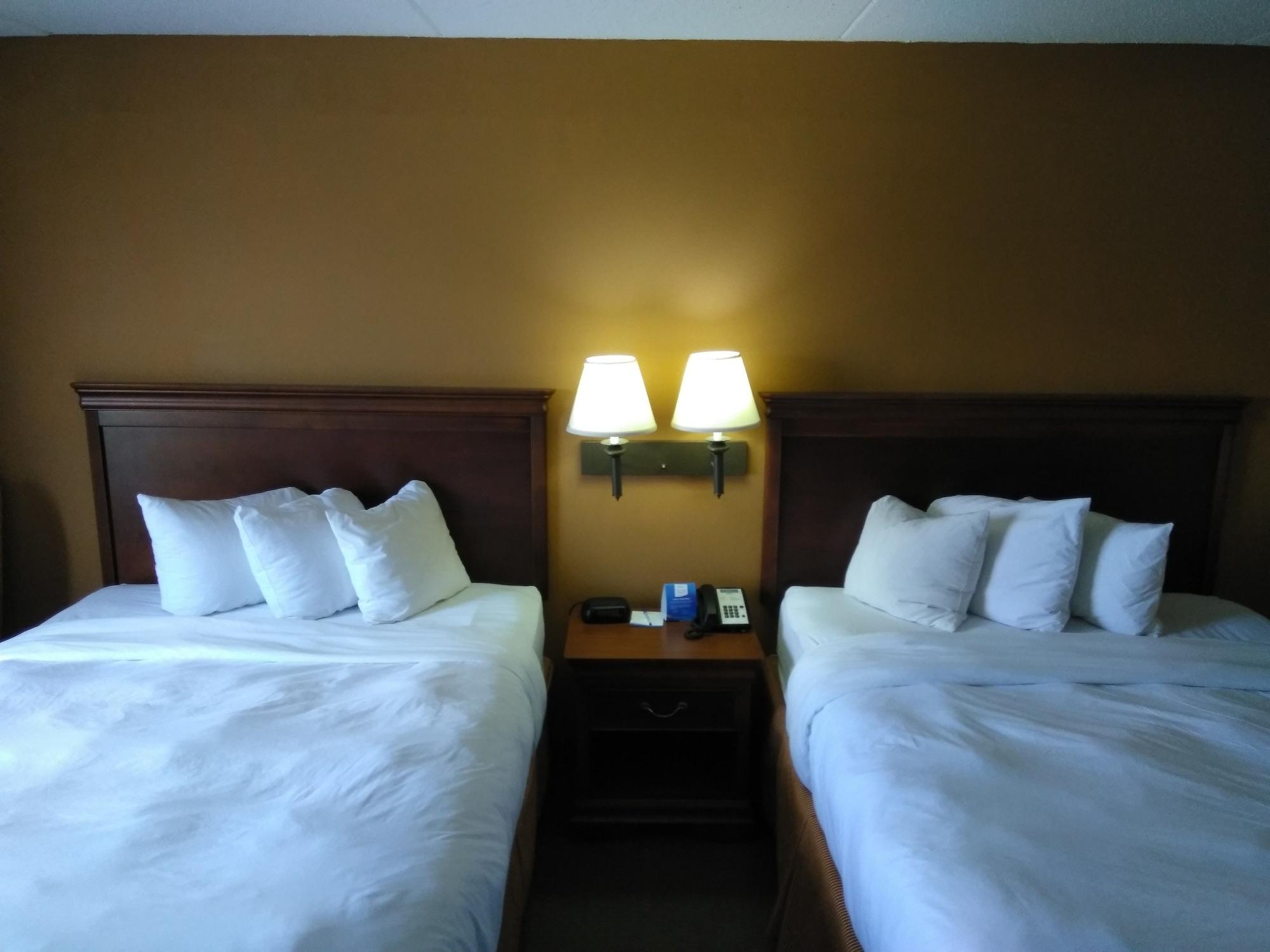 Baymont By Wyndham Clinton Hotel Bagian luar foto