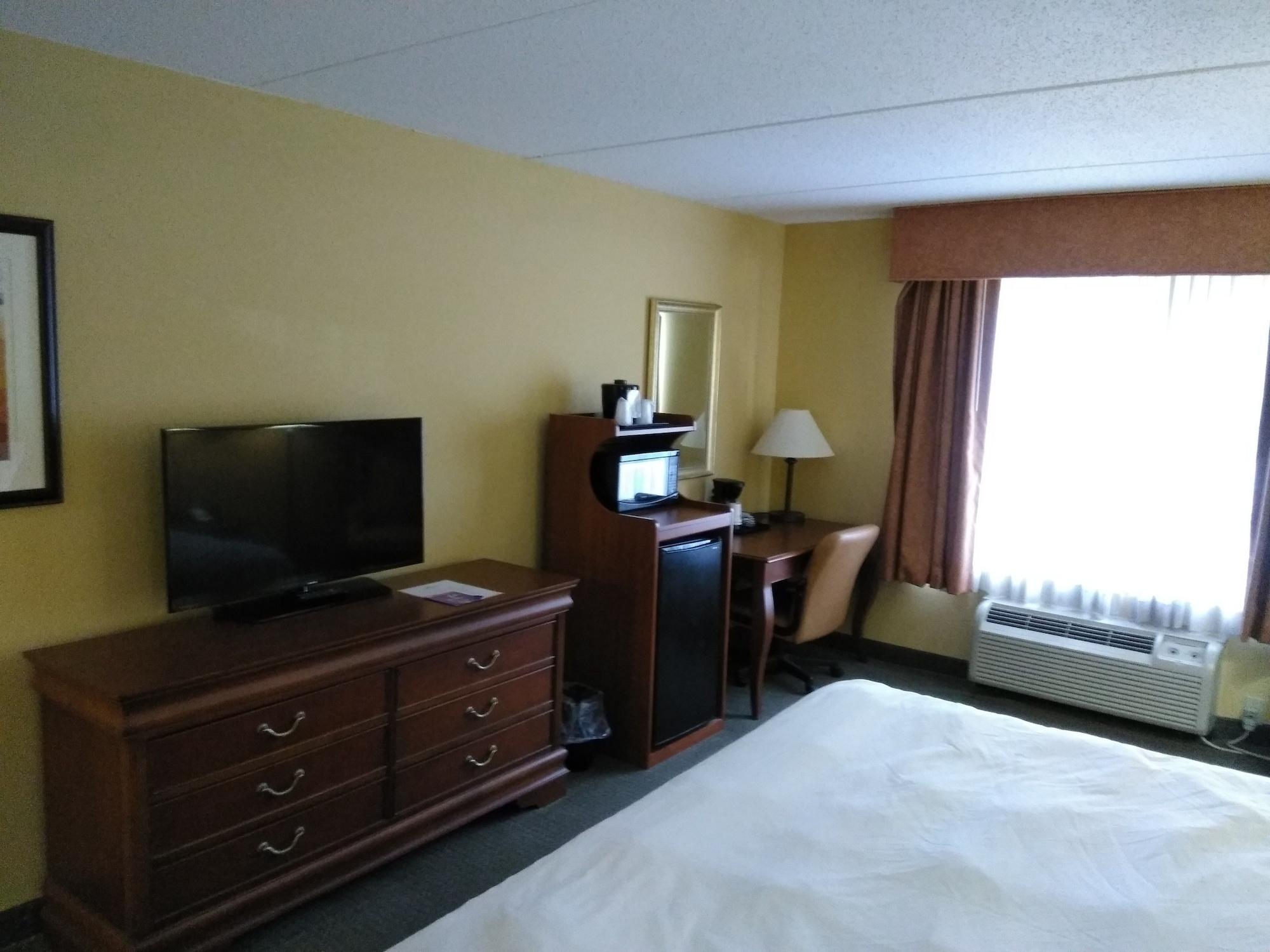 Baymont By Wyndham Clinton Hotel Bagian luar foto