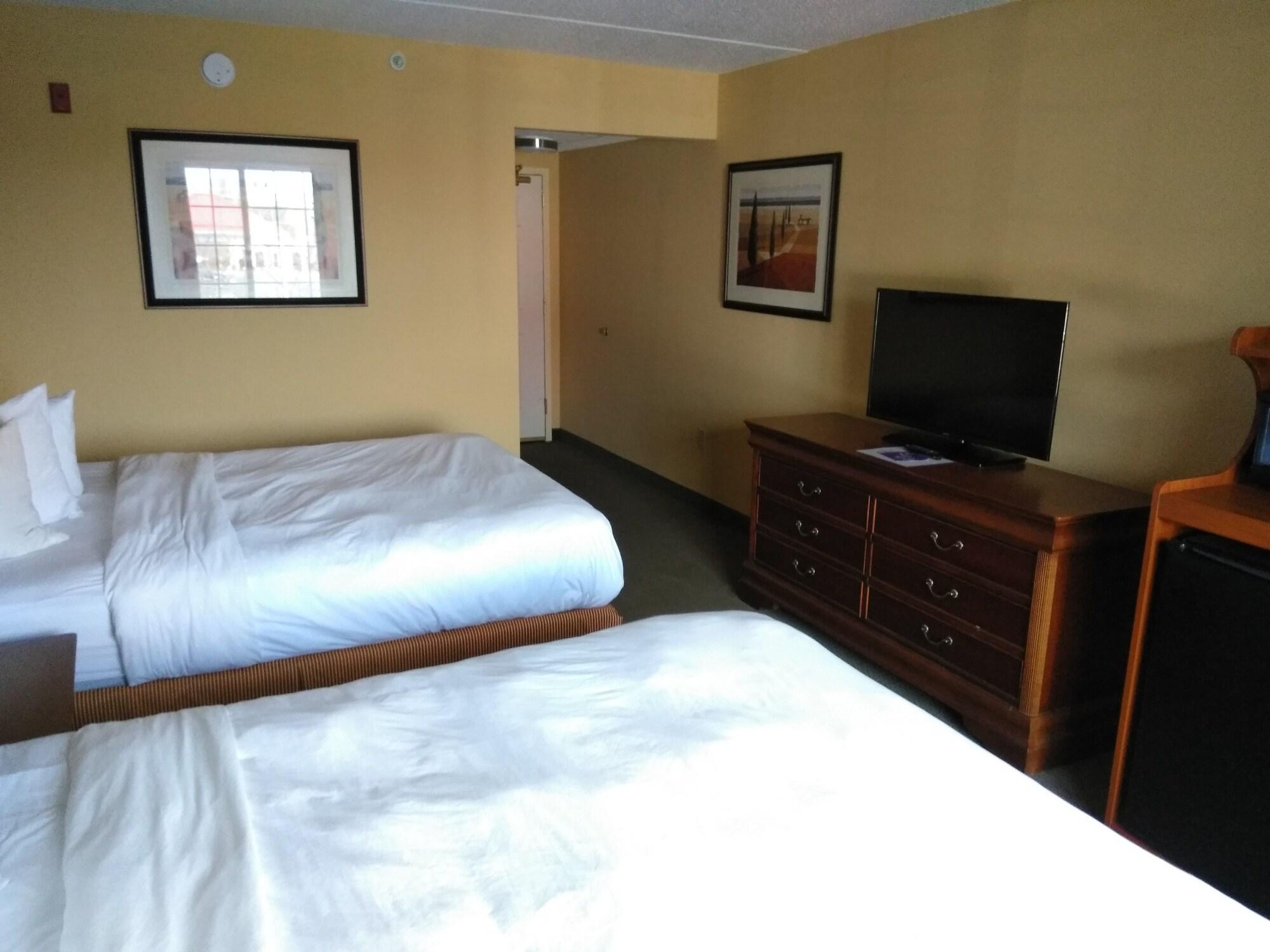 Baymont By Wyndham Clinton Hotel Bagian luar foto