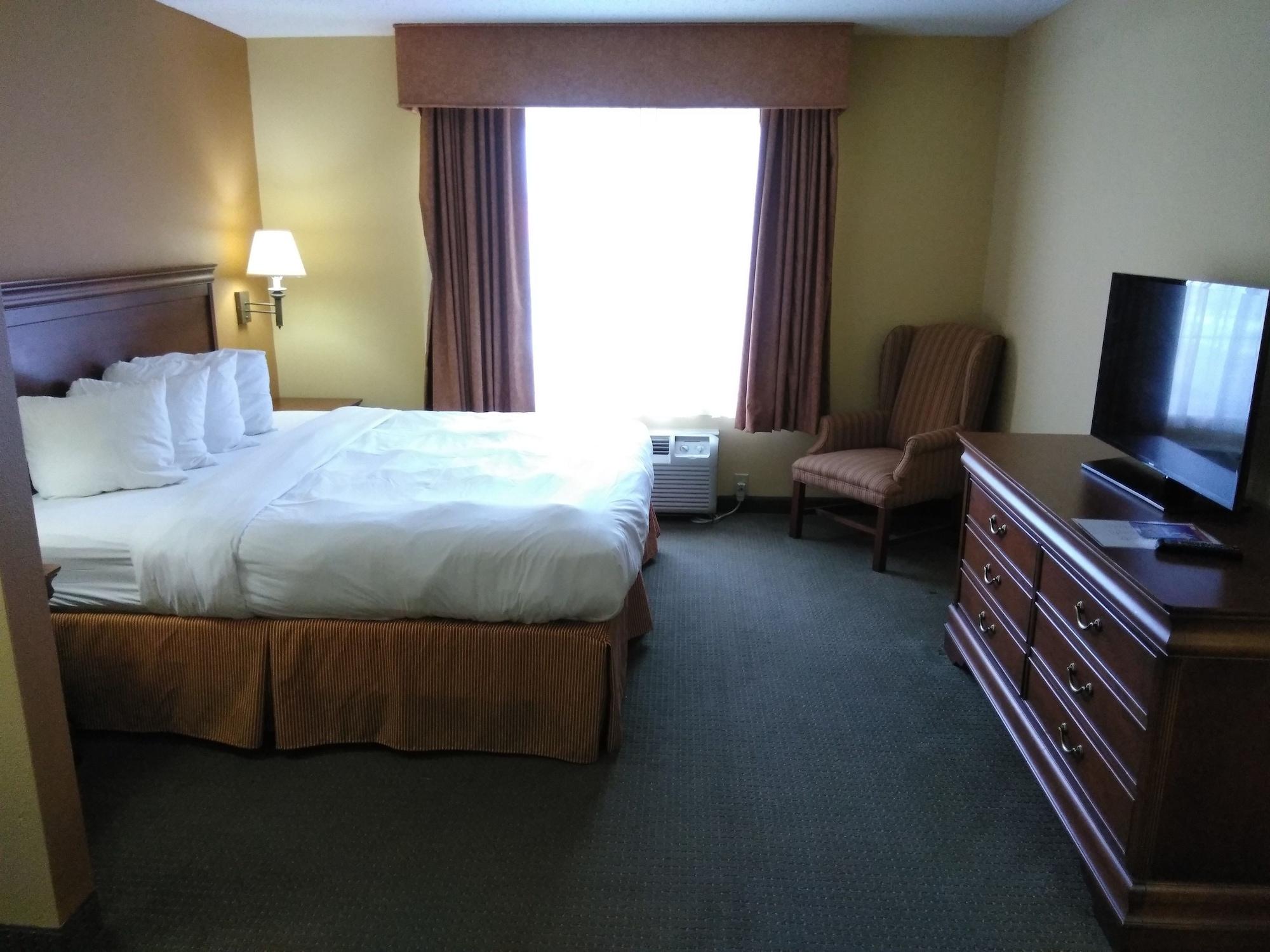 Baymont By Wyndham Clinton Hotel Bagian luar foto
