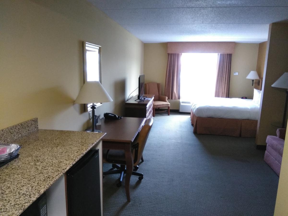 Baymont By Wyndham Clinton Hotel Bagian luar foto