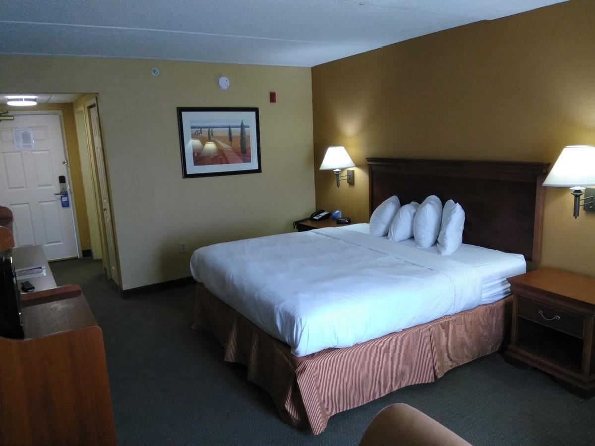 Baymont By Wyndham Clinton Hotel Bagian luar foto